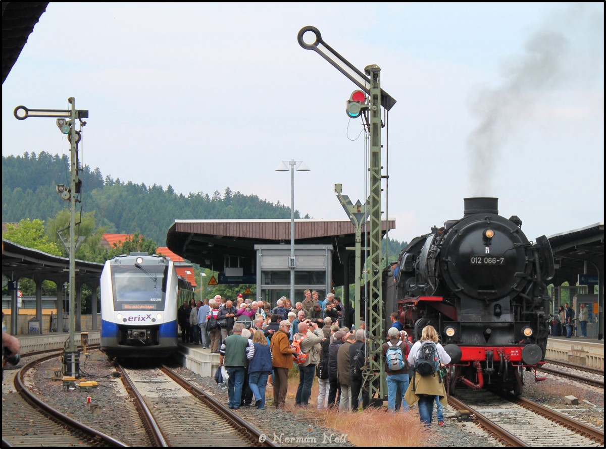 01 1066 mit Sonderzug von Wilhelmshaven nach ihrer Ankunft im Bahnhof Goslar und wird sich gleich mit ihrer Schublok V 200 033 zum nächsten Gleisdreieck begeben um zu wenden.27/06/2015