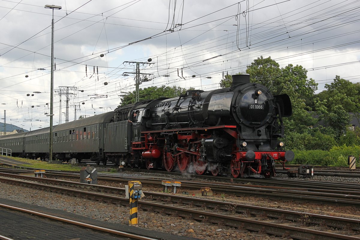 01 1066 mit Westfalendampfsonderzug in Koblenz Lützel, am 18.06.2016.