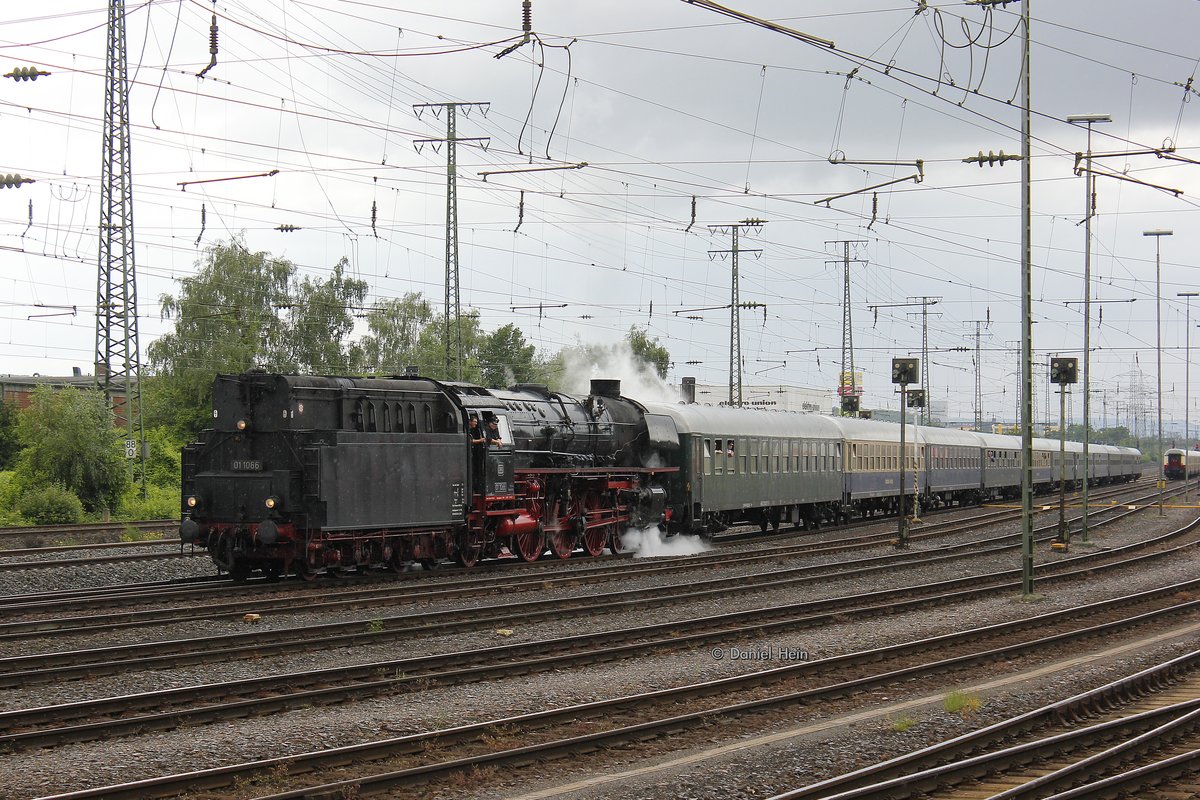 01 1066 mit Westfalendampfsonderzug in Koblenz Lützel, am 18.06.2016.