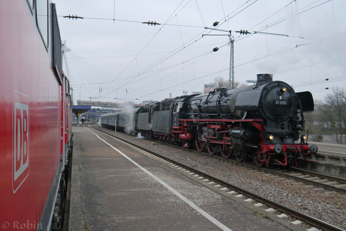 01 1066 war am 06.04.2013 mit einem Sonderzug der Ulmer Eisenbahnfreunde (UEF) unterwegs nach Völklingen und zu der zum Weltkulturerbe erklärten Völklinger Hütte. Auf dem Weg hielt der Sonderzug auch in Ludwigshafen am Rhein.

--> Video: http://www.youtube.com/watch?v=aJuY3kWCvLM
