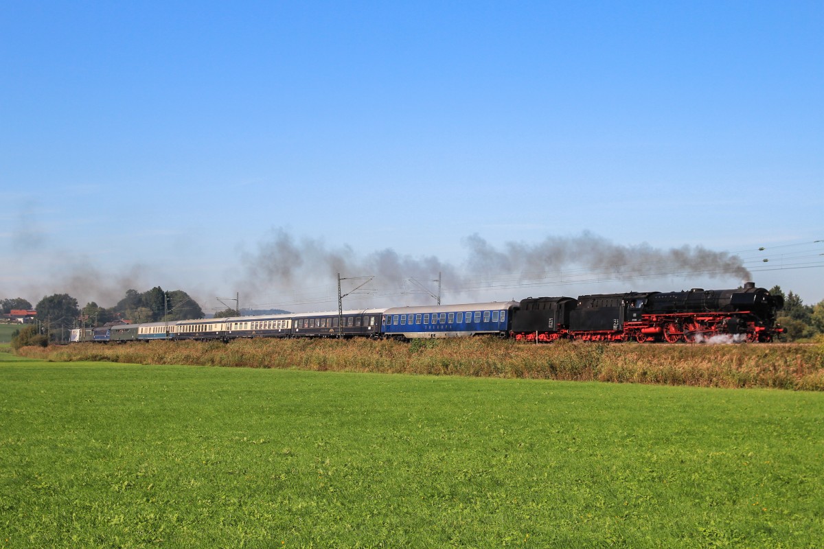 01 1066 war am 3. Oktober 2013 mit einem Sonderzug in Richtung St. Plten unterwegs, hier ist der Zug bei Bernau am Chiemsee zu sehen.