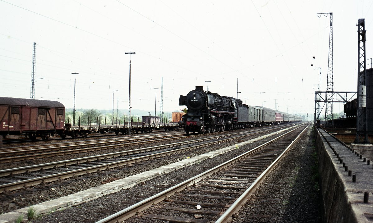 01 1067 mit D-Zug    Bhf.-Vorfeld