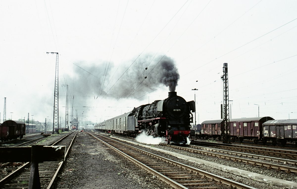 01 1071  mit Eilzug   Ausf. volle Fahrt Bhf.-Vorfeld