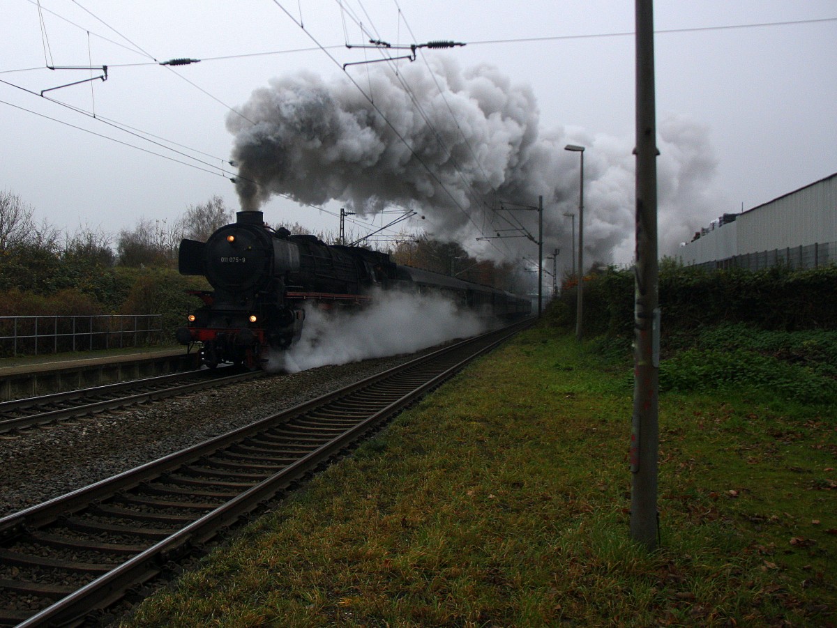 01 1075 kommt mit viel Rauch die Kohlscheider-Rampe hoch mit einem Sonderzug aus Rotterdam(NL) nach Aachen-Hbf(D) aus Richtung Herzogenrath und fährt in Richtung Richterich,Laurensberg,Aachen-West,Aachen-Schanz,Aachen-Hbf. Aufgenommen in Kohlscheid bei Wolken am Mittag vom 6.12.2014.