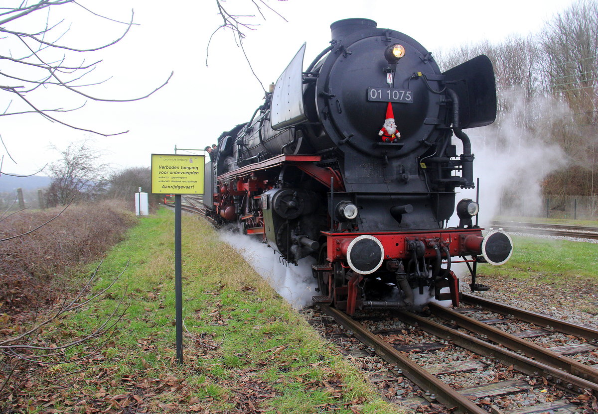 01 1075 von SSN rangiert in Schin-op-Geul(NL). 
Aufgenommen von Bahnsteig in Schin-op-Geul(NL). 
Bei Regenwolken am Kalten Nachmittag vom 30.12.2018.