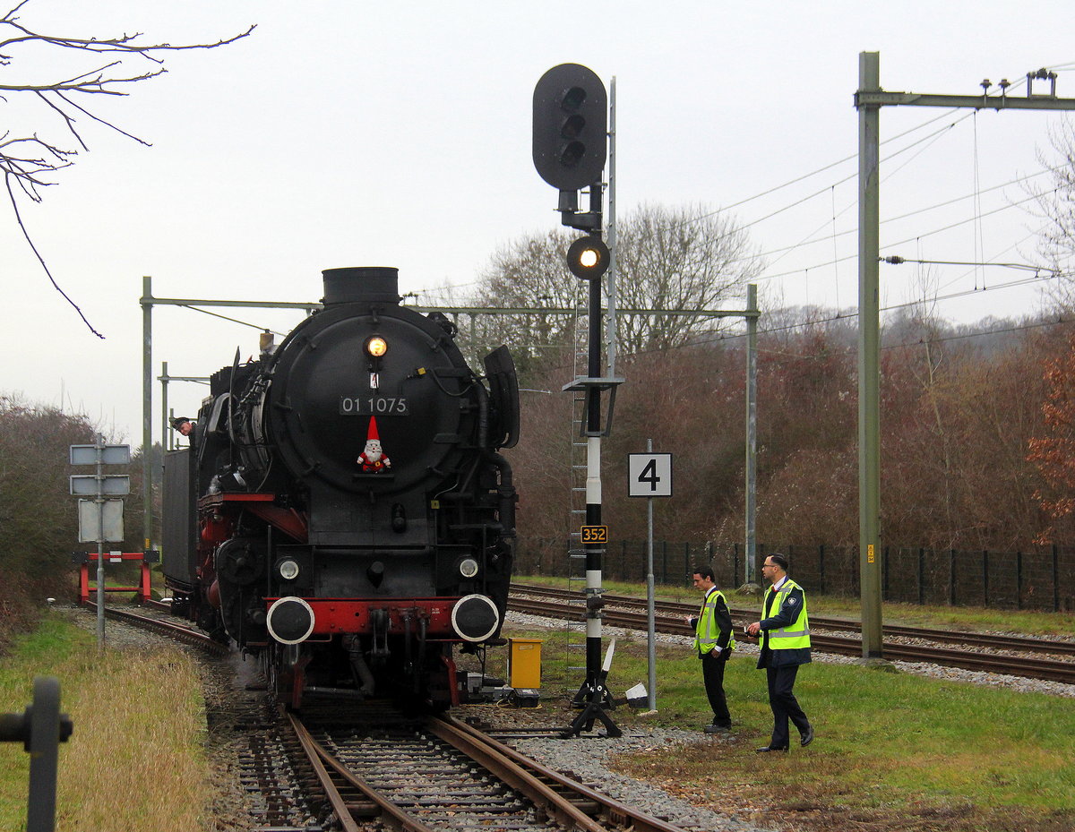 01 1075 von SSN rangiert in Schin-op-Geul(NL).
Aufgenommen von Bahnsteig in Schin-op-Geul(NL). 
Bei Regenwolken am Kalten Nachmittag vom 30.12.2018.