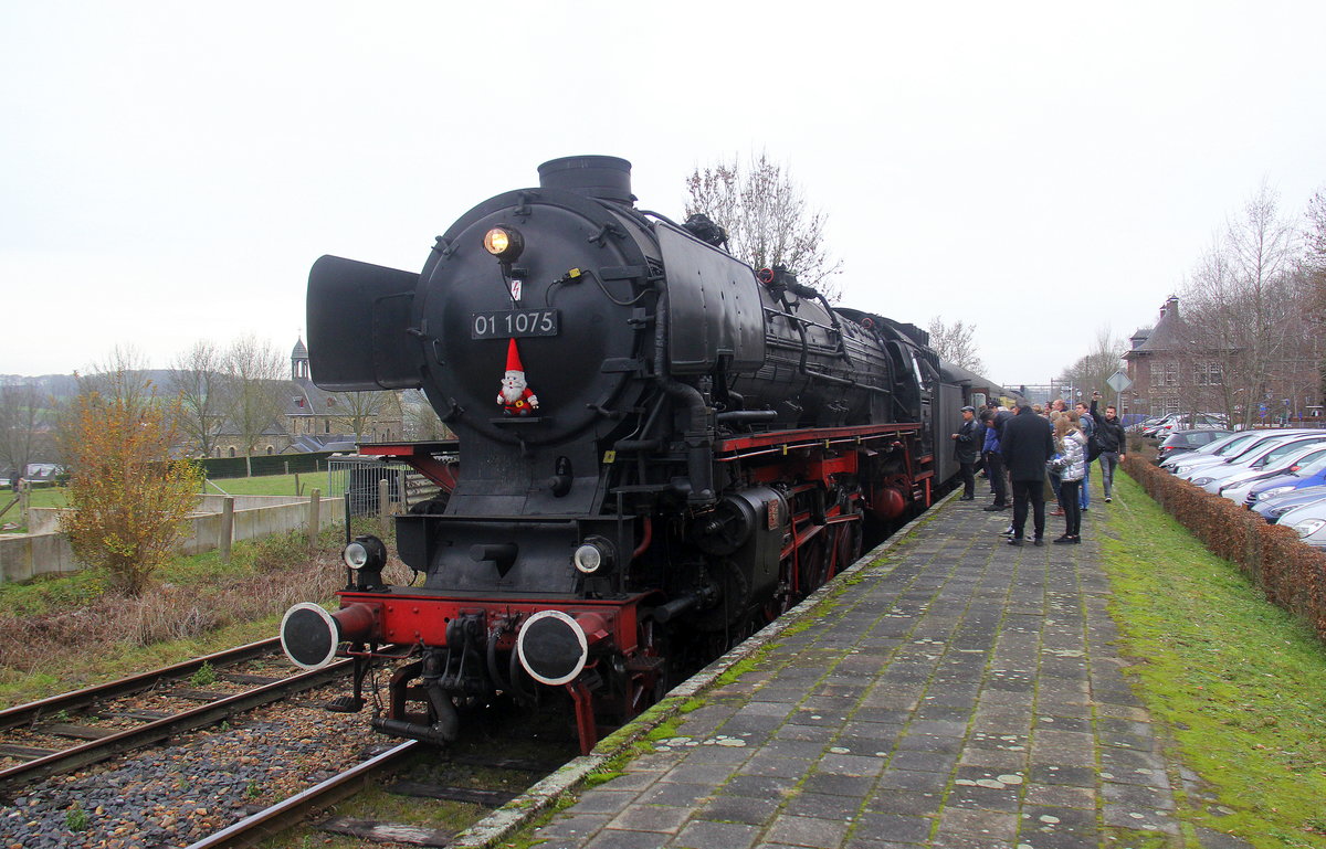 01 1075 von SSN steht in Schin-op-Geul(NL) mit einem Sonderzug von Schin-op-Geul(NL) nach Simpelveld(NL).
Aufgenommen von Bahnsteig in Schin-op-Geul(NL). 
Bei Regenwolken am Kalten Nachmittag vom 30.12.2018.