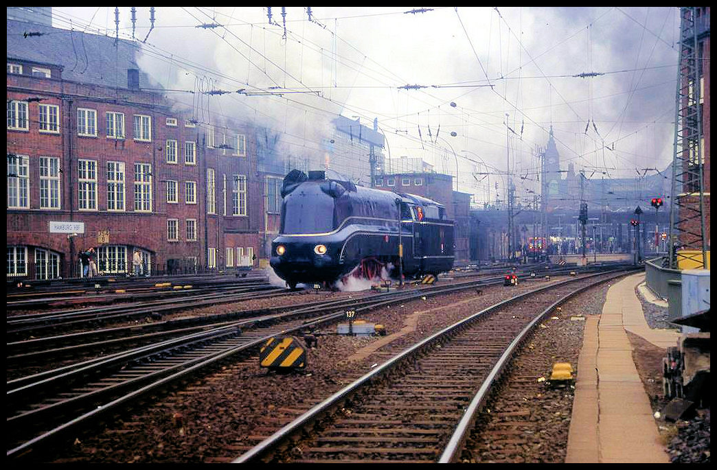 01 1102 rangiert im Gleisvorfeld des HBF Hamburg am 6.4.1996.