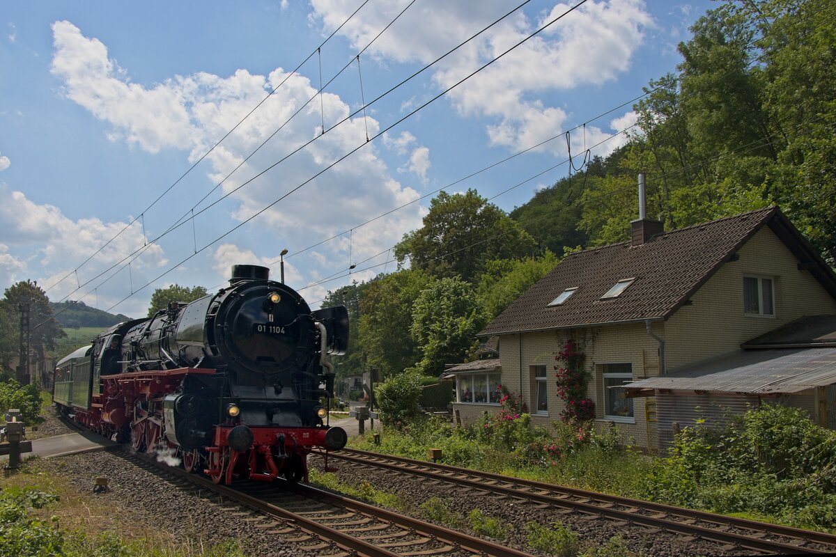 01 1104-6 passiert auf einer Sonderfahrt von Mönchengladbach nach Hameln den Bahnübergang Hasselbreite in Emmerthal-Welsede (24.06.2023)