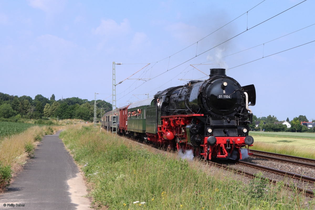01 1104 (Arbeitsgemeinschaft Nostalgie Zug Reisen) mit einem Sonderzug in Unna Mühlhausen, 24. Juni 2023