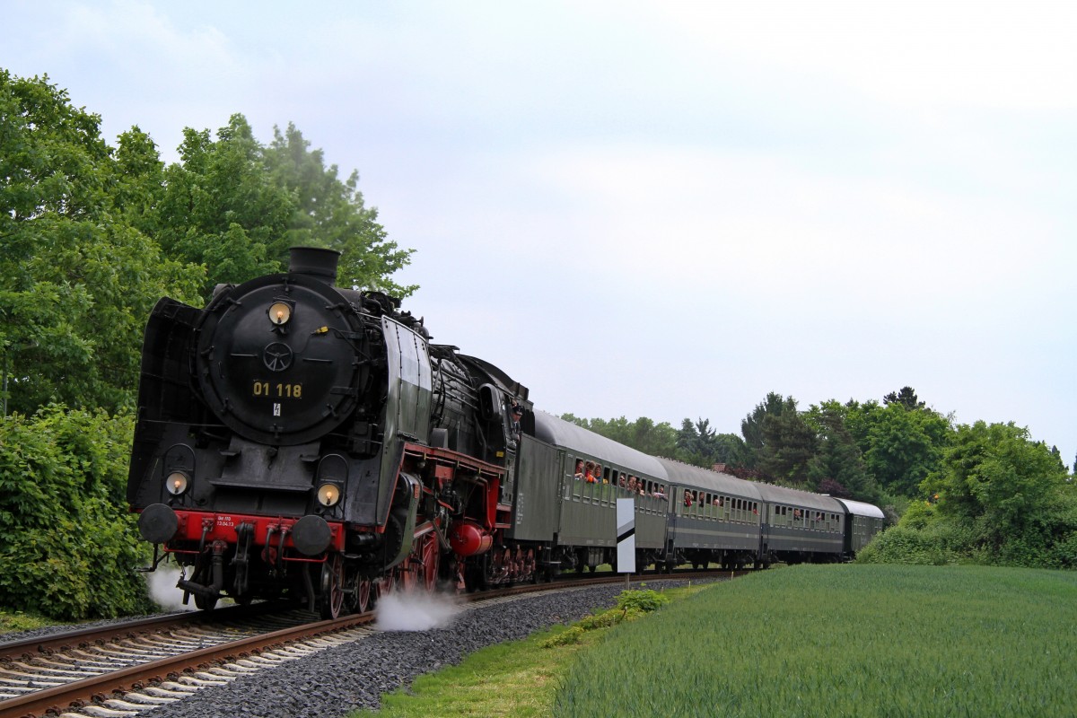 01 118 der HEF mit Dampfzug 104 auf dem Weg nach Königstein am 25.05.2015 hier kurz vor Unterliederbach.