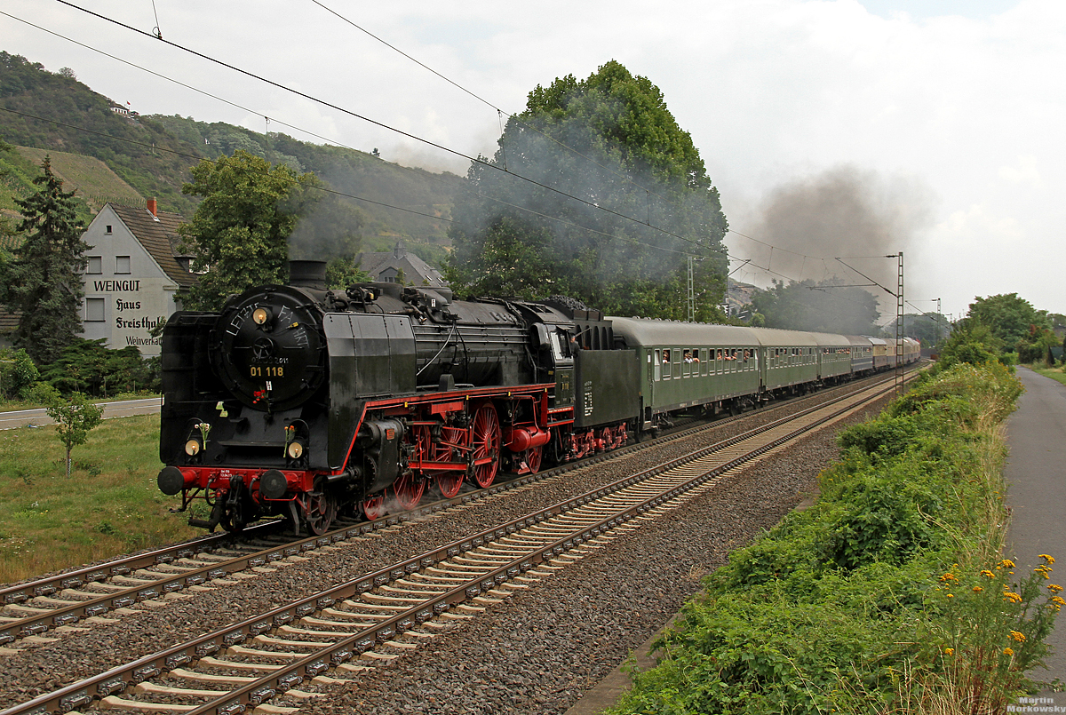 01 118 der Historischen Eisenbahn Frankfurt auf ihrer großen Abschiedsfahrt am 03.08.2019, hier bei Leutesdorf 