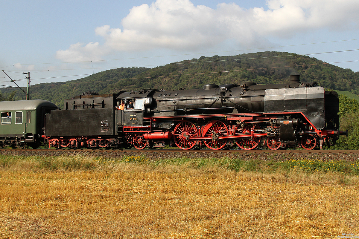 01 118 der Historischen Eisenbahn Frankfurt im Portrait auf ihrer großen Abschiedsfahrt am 03.08.2019, hier bei Namedy 