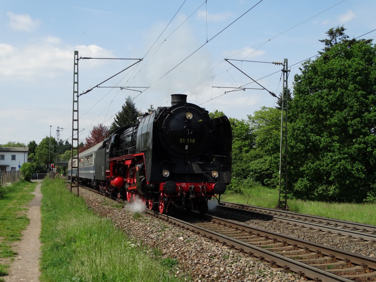 01 118 der Historischen Eisenbahn Frankfurt am Main am 04.05.14 mit Sonderzug bei Hanau West auf den Weg zum Lokschuppenfest 