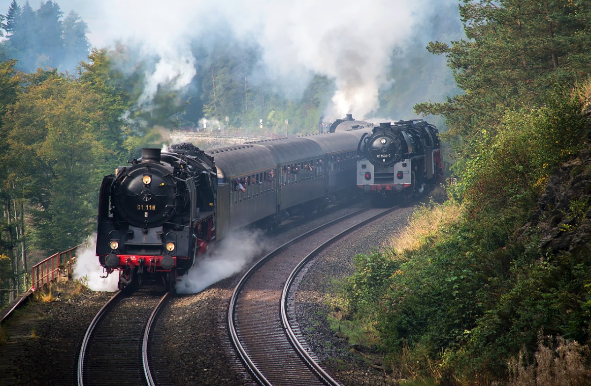 01 118 mit Pendelzug von Neuenmarkt-Wirsberg nach Markschorgast begegnet einer von dort zurückkehrender Garnitur mit 01 1533 und 01 509 beim Fotopunkt km 79, 20.9.2014