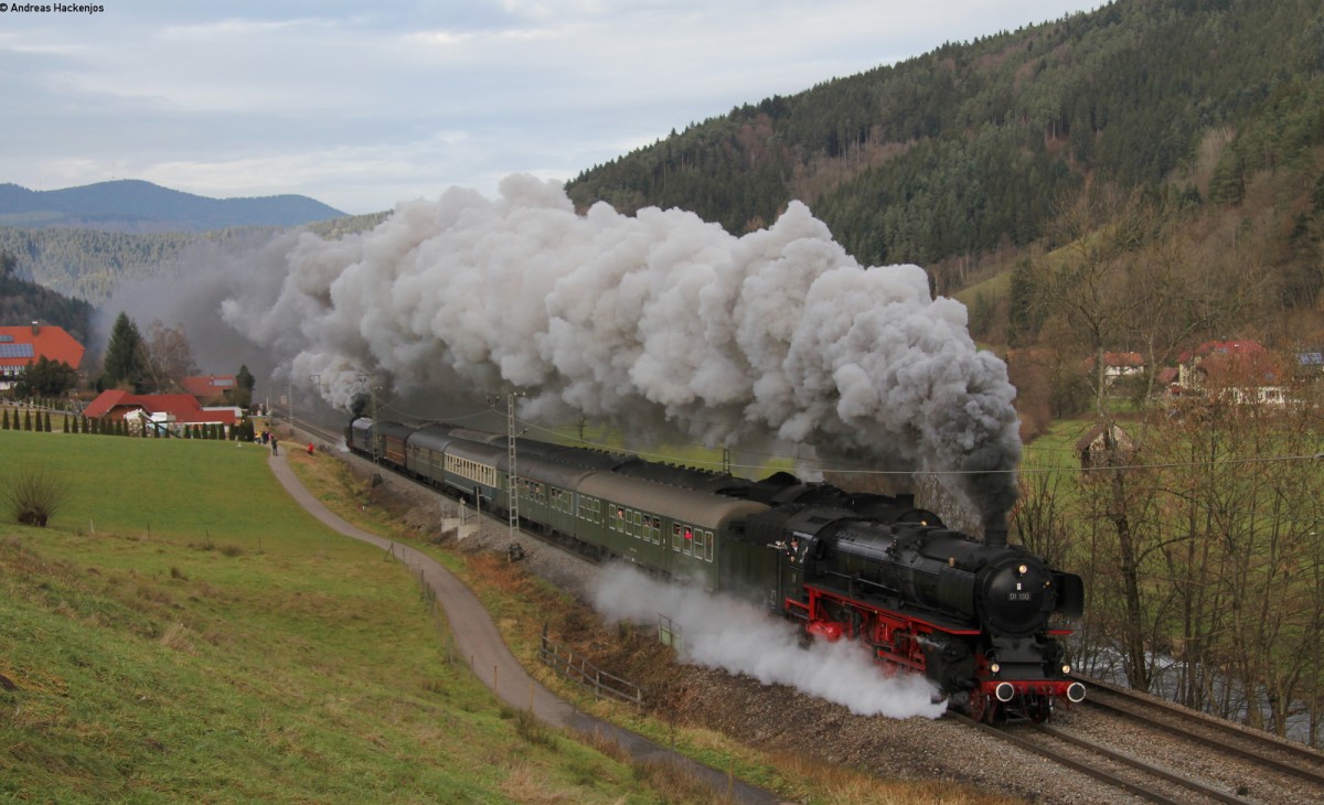 01 150 und 64 419 mit dem DPE 79755 (Mühlacker-St.Georgen(Schwarzw)) und 52 7596 mit dem DPE 79442 (Hausach-Stuttgart Hbf) bei Gutach 6.1.14