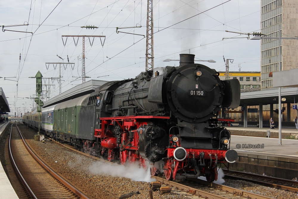 01 150 mit dem Rheingoldzug am 03.10.2015 in Essen Hbf und fuhr weiter nach Minden (Westf.).