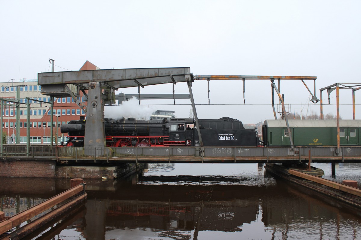 01 150 mit einem Sonderzug von NostalgieZugReisen am 05.03.2016 auf der Klappbrücke in Emden.