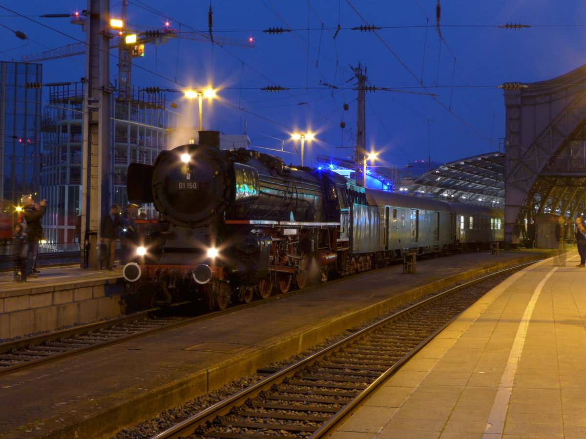 01 150 ist mit ihrem Sonderzug aus Hameln in Köln angekommen. (30. April 2016)