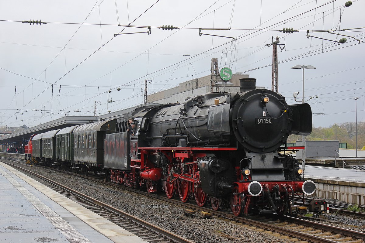 01 150 mit Pendelzuh in Essen Hbf, April 2016.