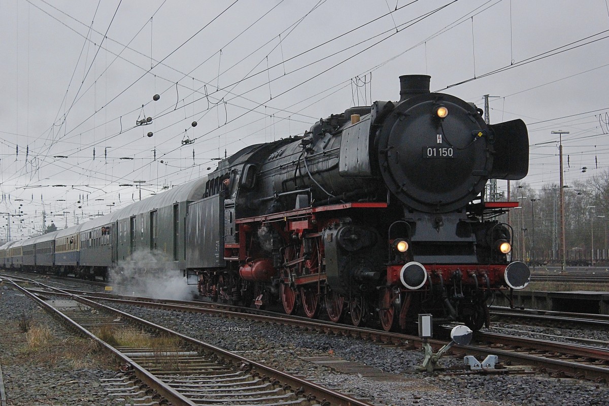 01 150 mit Rheingoldzug in Schwerte (Ruhr) und fuhr weiter nach Willingen, am 20.02.2016.