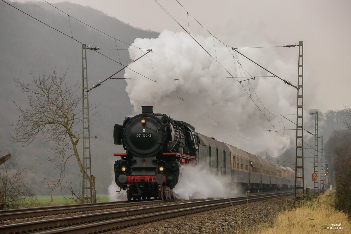01 150 mit Sonderzug in Namedy, Dezember 2017.