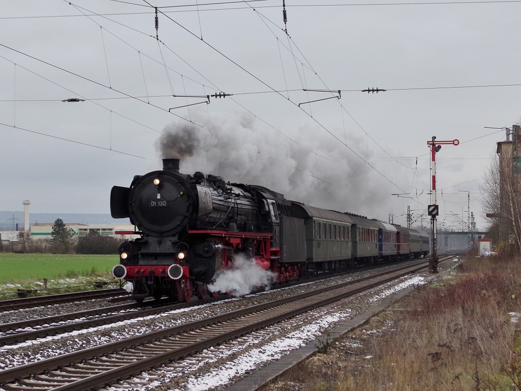 01 150 mit Sonderzug Stuttgart - Bamberg am 07.12.2013 in Hirschaid. 