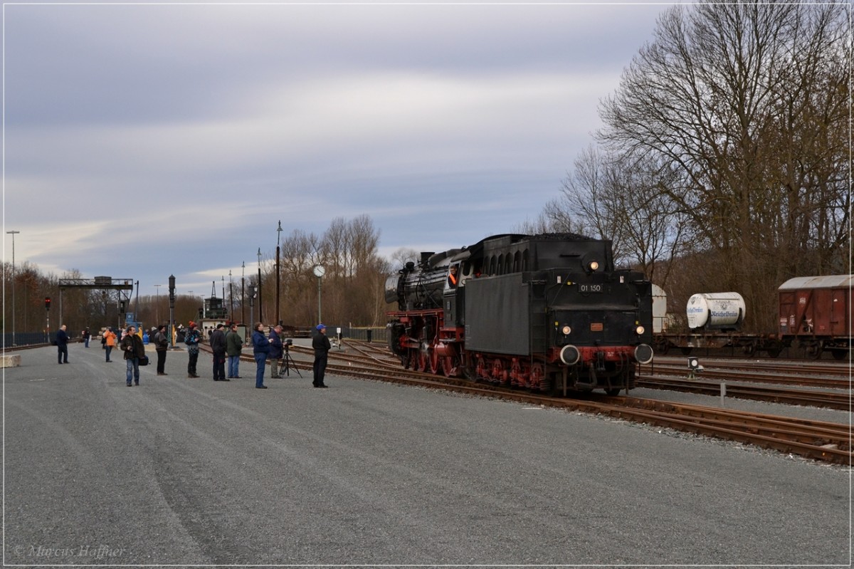 01 150 rangiert am 8. Februar 2014 im ehemaligen Bw Neuenmarkt-Wirsberg zum Bekohlen.