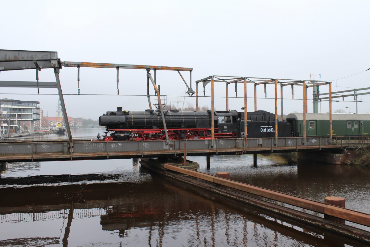01 150 vor einem Sonderzug auf der Klappbrücke in Emden am 05.03.2016.
