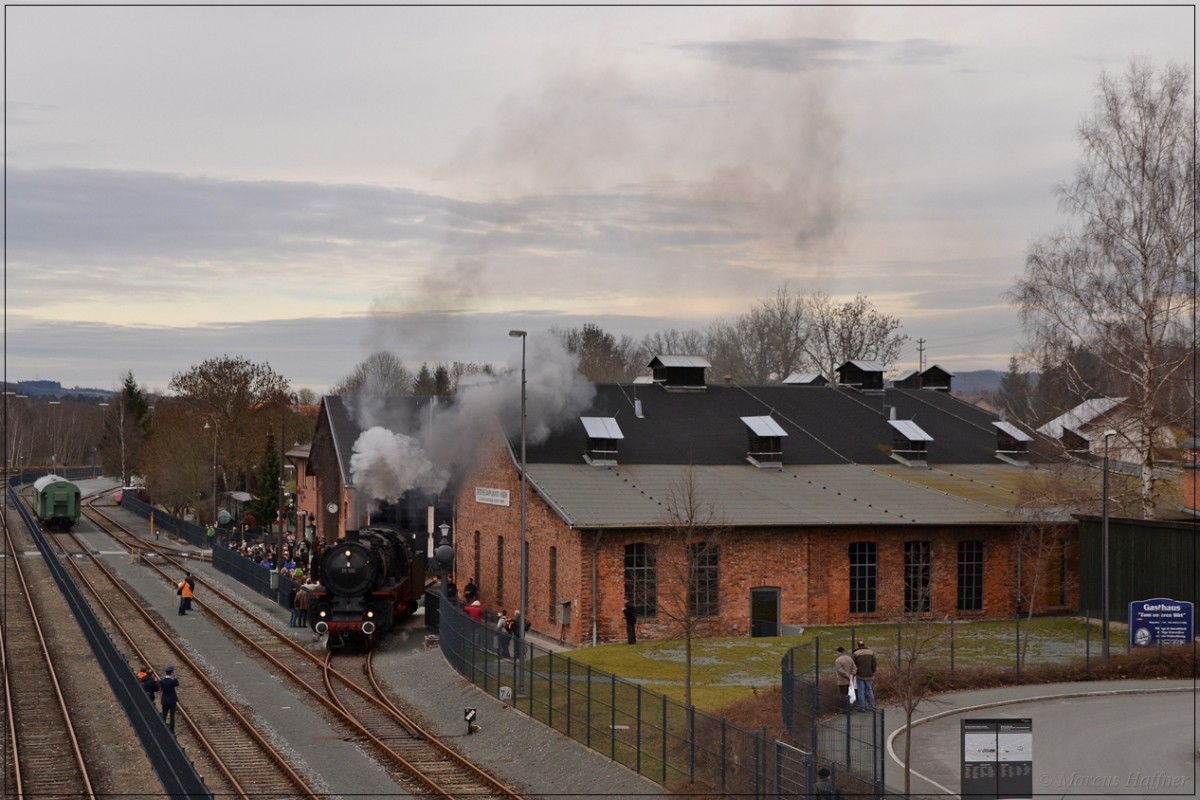 01 150 wurde soeben auf der Drehscheibe im DDM (Deutsches Dampflokomotiv-Museum) gedreht und rangiert jetzt wieder an den Zug.
Fotografiert von der Brücke aus in Neuenmarkt-Wirsberg am 8. Februar 2014.