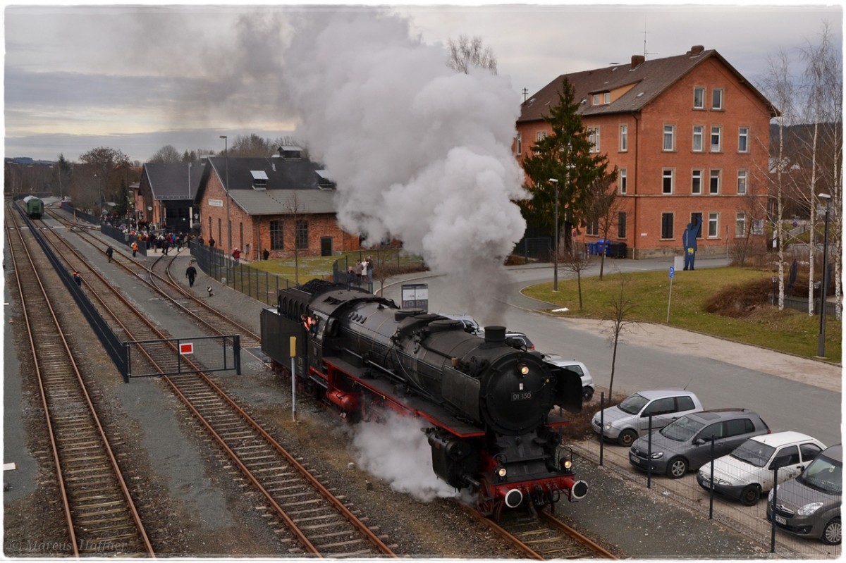 01 150 wurde soeben auf der Drehscheibe im DDM (Deutsches Dampflokomotiv-Museum) gedreht und rangiert jetzt wieder an den Zug um über die Schiefe Ebene nach Marktschorgast zu fahren.
Fotografiert von der Brücke aus in Neuenmarkt-Wirsberg am 8. Februar 2014.