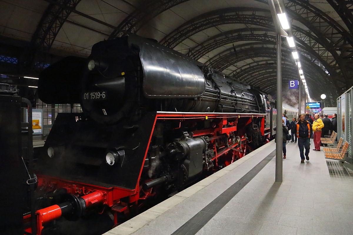 01 1519 (01 519) der Eisenbahnfreunde Zollernbahn, als Zuglok für einen Sonderzug der Eisenbahnfreunde Glauchau und der PRESS, am Morgen des 20.04.2016 auf Gleis 17 in Dresden Hbf. Diese Maschine wurde 1936 bei Henschel & Sohn in Kassel unter der Fabriknummer 22929 gebaut und ging nach Ende des 2. Weltkrieges in das Eigentum der DDR-Reichsbahn über. Heute ist sie im Besitz der Eisenbahnfreunde Hohenzollernbahn, welche mit viel Enthusiasmus für den betriebsfähigen Erhalt der schönen Maschine sorgen.
Da die Lok im April 2016 zum Besuch des Dampflokfestes im Bw Dresden-Altstadt angereist war, ergab sich die Gelegenheit, diese zusammen mit Vorspannlok 01 0509, für die Erzgebirgsrundfahrt einzusetzen.