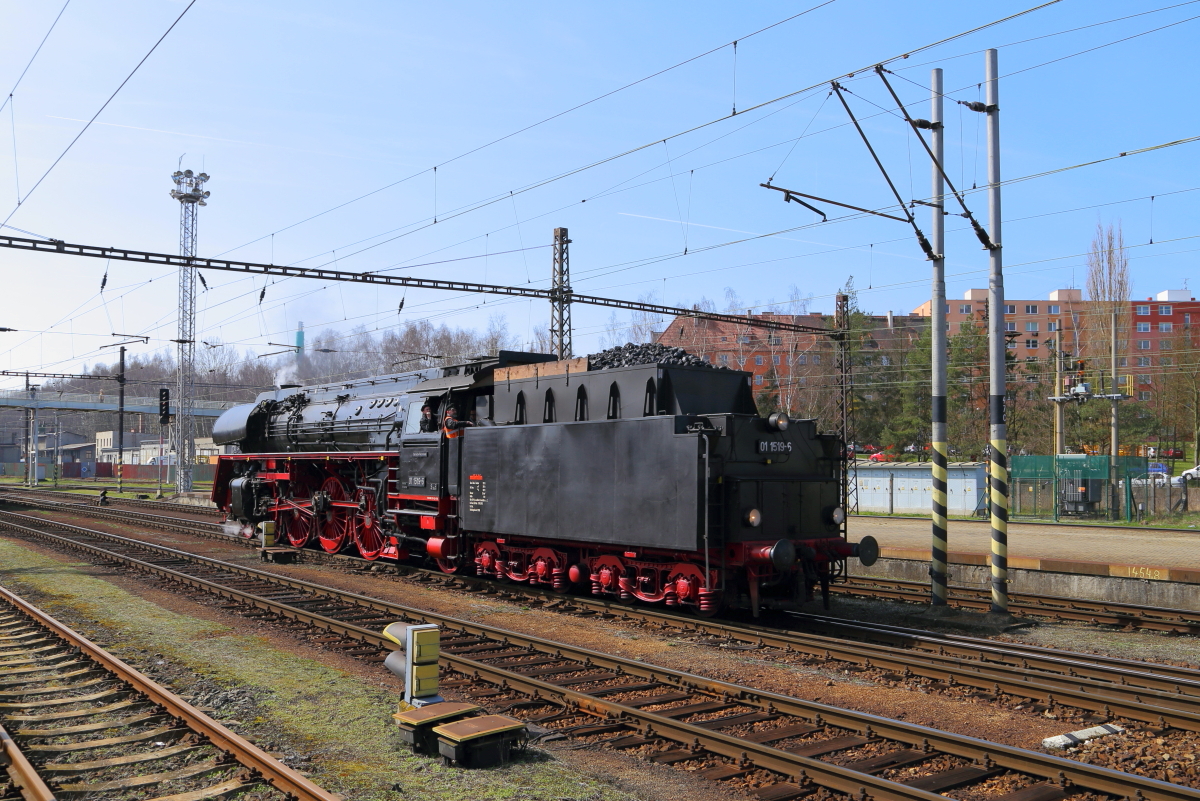 01 1519 der EFZ (Eisenbahnfreunde Zollernbahn), am 02.04.2016 im Sonderzugeinsatz für die Eisenbahnfreunde Glauchau und die PRESS, im Bahnhof Cheb (Eger) unterwegs ins Bw. Hier wird die Maschine gedreht und mit Wasser versorgt, bevor sie dann, gemeinsam mit 01 0509, die Rückfahrt nach Dresden antritt. (Bild 1)