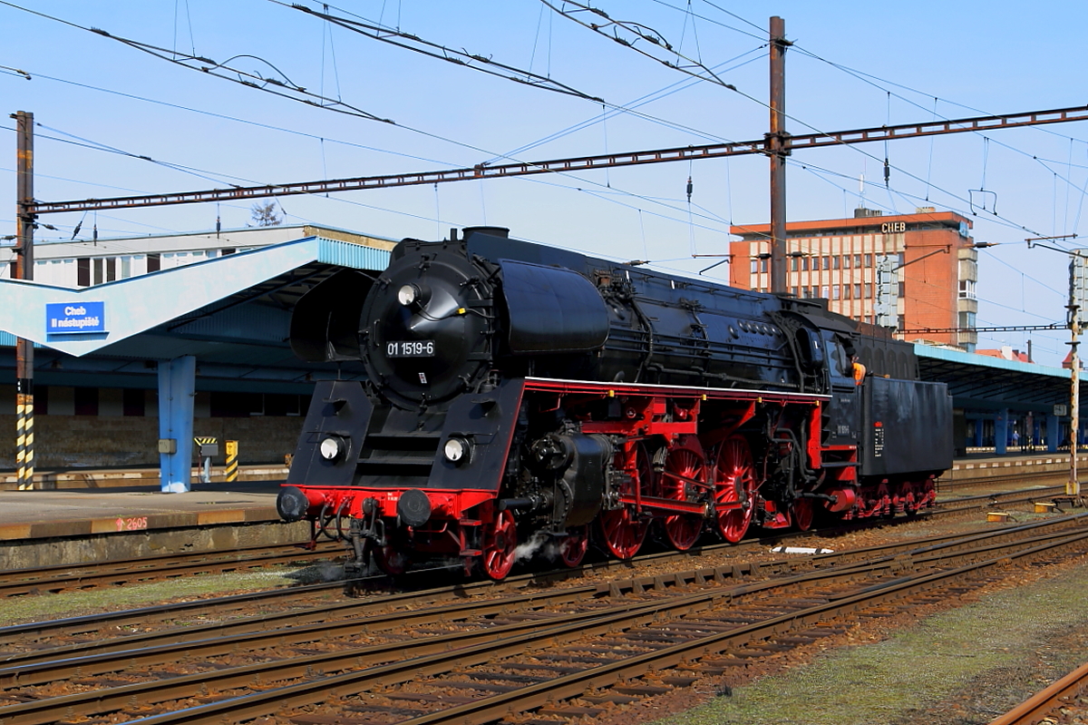 01 1519 der EFZ (Eisenbahnfreunde Zollernbahn), am 02.04.2016 im Sonderzugeinsatz für die Eisenbahnfreunde Glauchau und die PRESS, im Bahnhof Cheb (Eger) unterwegs ins Bw. Hier wird die Maschine gedreht und mit Wasser versorgt, bevor sie dann, gemeinsam mit 01 0509, die Rückfahrt nach Dresden antritt. (Bild 2)