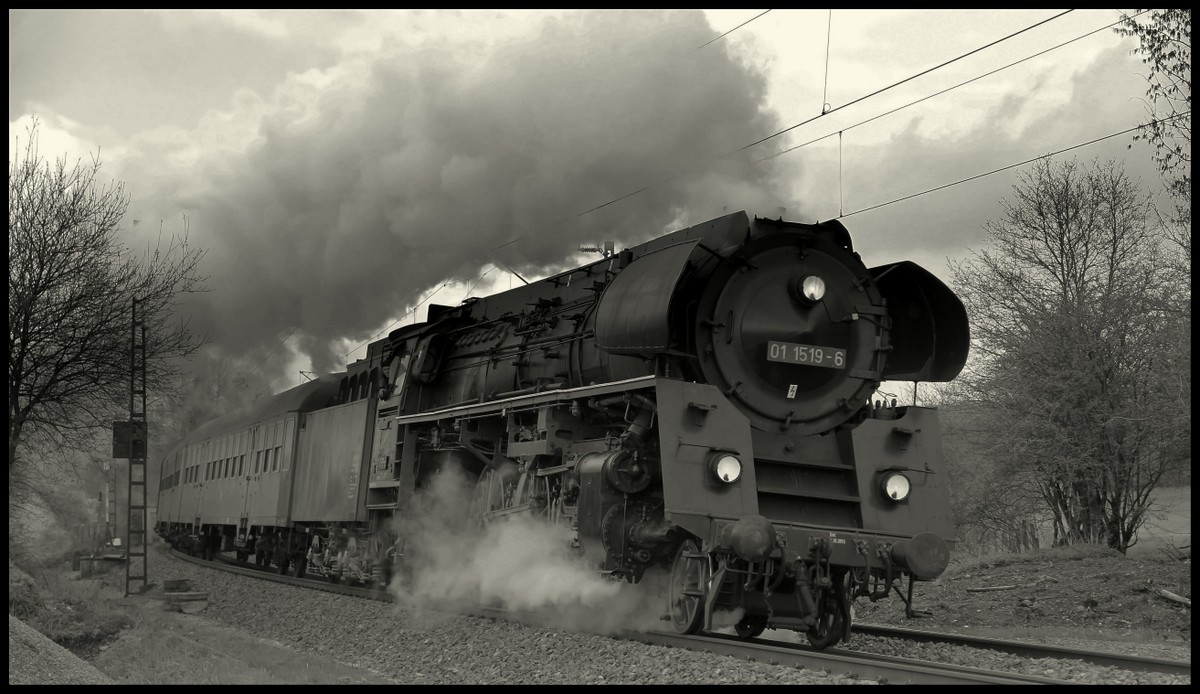 01 1519 mit einem Sonderzug am 17.04.16 in Bernhards bei Fulda