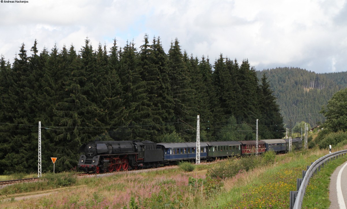 01 1533-7 und 185 666-5 mit dem DPE 12 (Stuttgart Hbf-Seebrugg) bei Neustadt 16.8.14