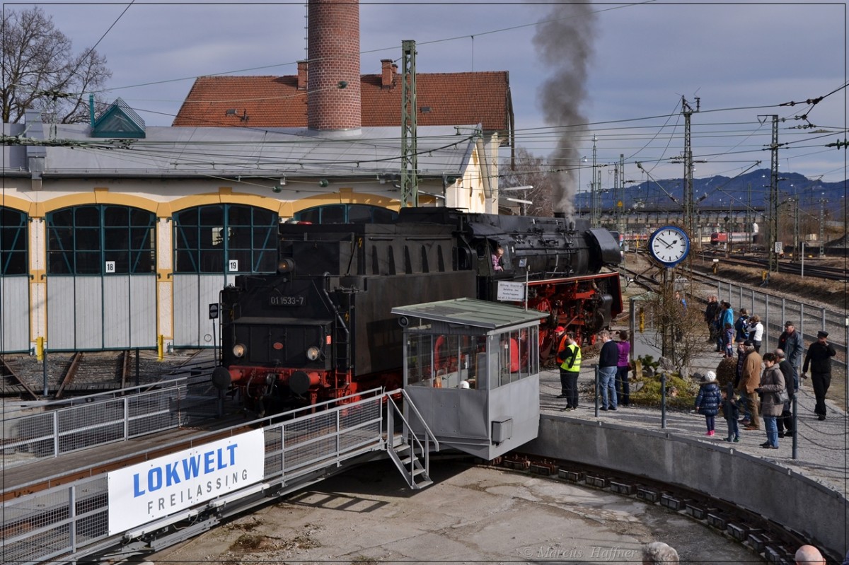 01 1533-7 fährt auf die Drehscheide der Lokwelt Freilassing um für die Heimfahrt in die richtige Richtung gedreht zu werden.
Fotografiert am 15. Februar 2014