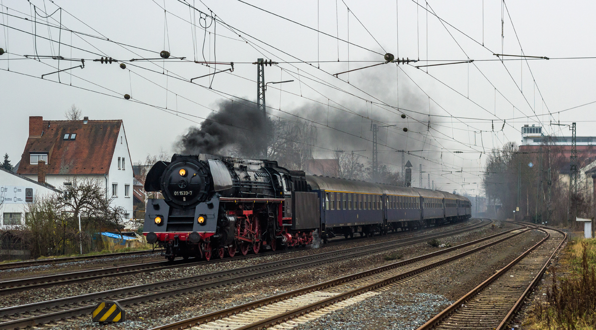 01 1533-7 mit einem Sonderzug aus Nürnberg bei der Einfahrt in Bamberg (15.03.2014)