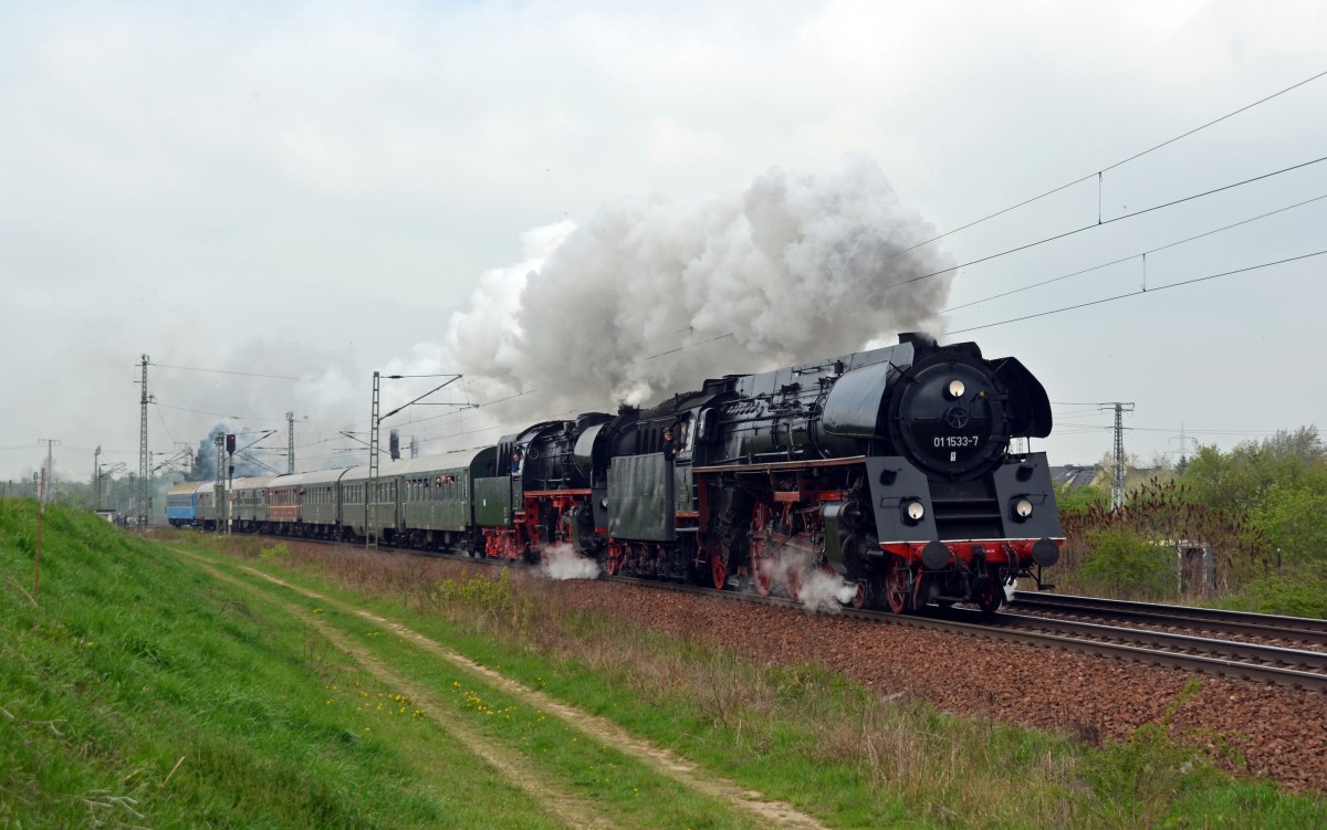 01 1533 führte zusammen mit 23 1097 den ersten Sonderzug von Riesa aus zurück nach Dresden. Am 12.04.14 passieren beide Zeithain.