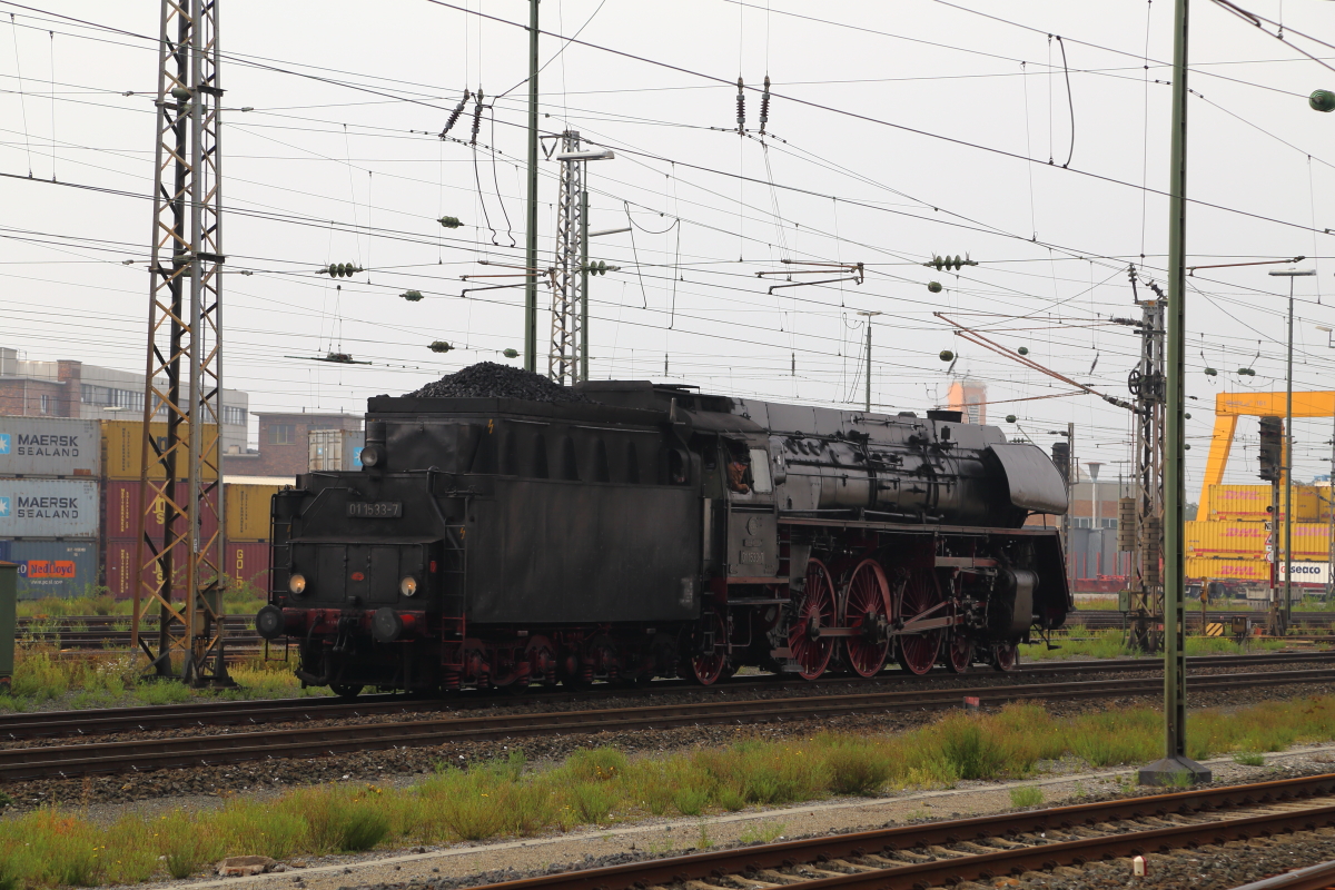 01 1533 der ÖGEG am Vormittag des 06.09.2014 auf Rangierfahrt im Hauptbahnhof Schweinfurt. Sie setzt hier gerade ans andere Ende ihres Sonderzuges um und wird mit ihm daraufhin zu den XX. Meininger Dampfloktagen dampfen.