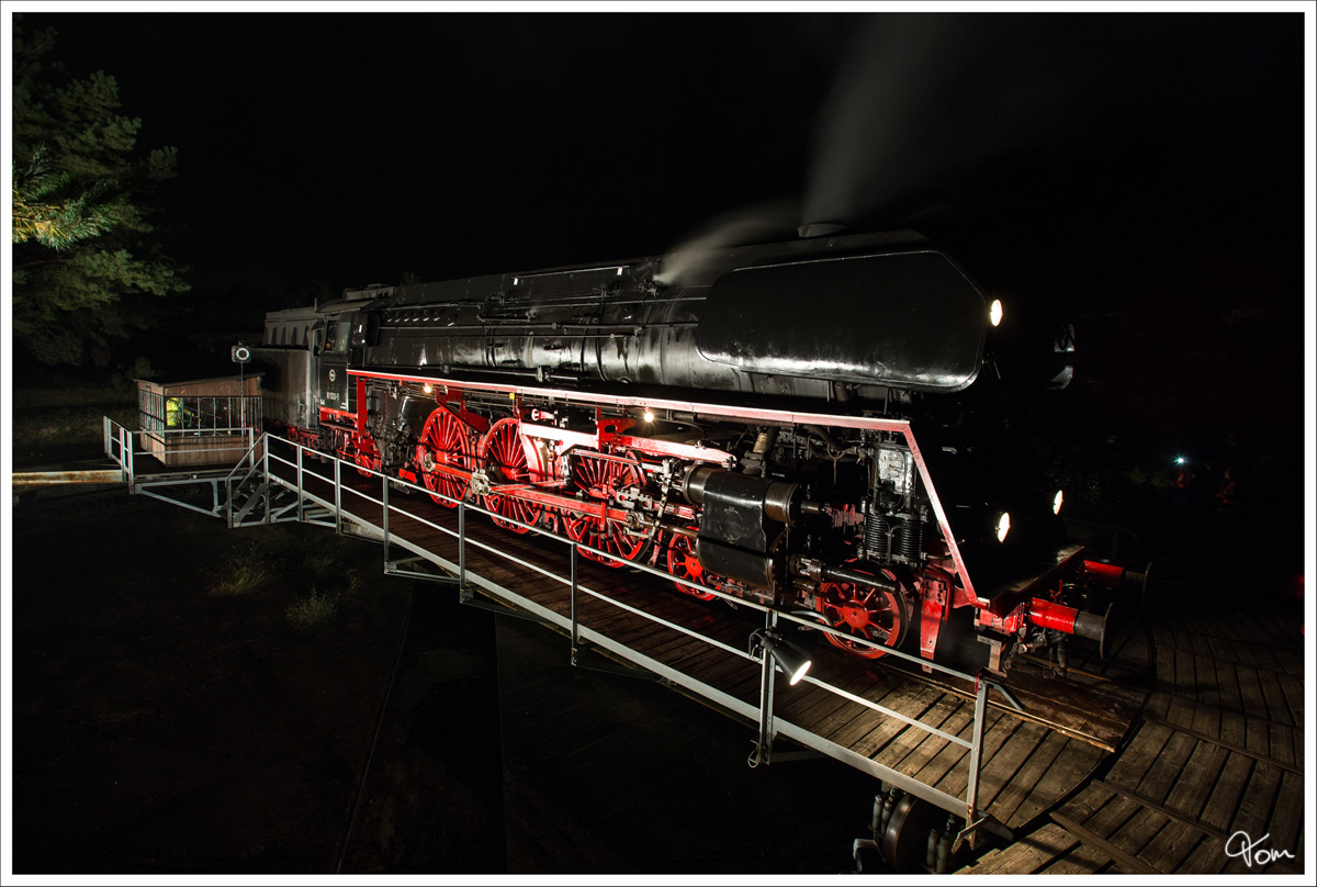 01 1533 der GEG, prsentiert sich bei der langen Nacht der Museen, auf der Drehscheibe im Eisenbahnmuseum Strasshof. 
5.10.2013