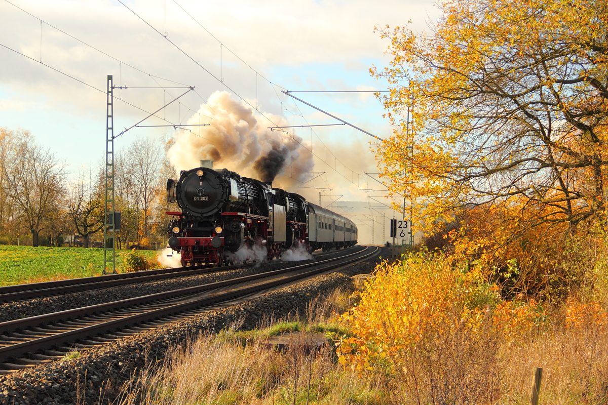 01 202 + 01 150 mit einem IGE Sonderzug bei Bad Staffelstein am 09.11.2013.