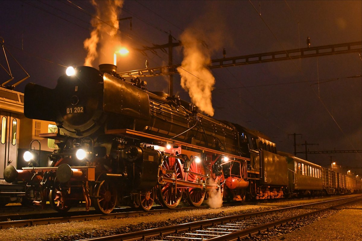 01 202 anlässlich der Sonderfahrt zum Abschluss der Rübenkampagne 2019 von Lyss nach Frauenfeld am 21.12.2019. Begleitet wurde der Zug durch eine Komposition des Vereins Pendelzug Mirage, welcher den Dampfzug als Fotozug begleitete. Hier wartet die 01 in Biel RB auf die Weiterfahrt in Richtung Osten, so dass die Fotografen des Fotozuges entsprechend Bilder machen konnten.