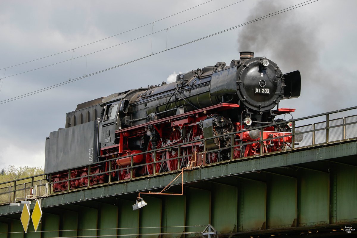 01 202 auf der Moselbr�cke, April 2018.