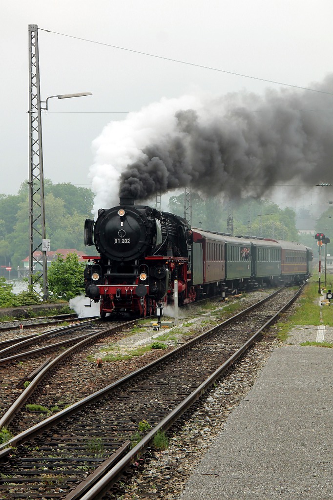 01 202 bei Einfahrt in Lindau, aufgenommen Bahnsteigende Gleis 3/4 (16.05.2015)