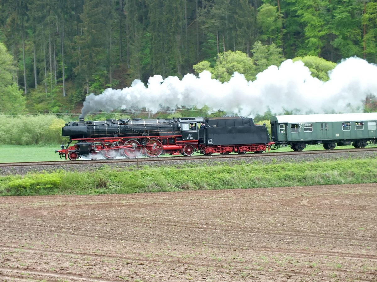 01 202 mit einem Sonderzug von Trier nach Gerolstein, kurz vor der Einfahrt in den Bahnhof Kordel (30.04.18).