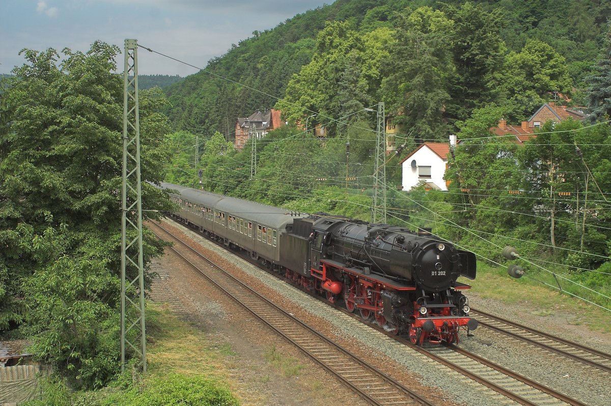 01 202 rollt schnell abwärts durch die kleine Stadt Lambrecht auf der letzten Strecke der Rundfahrt von Neustadt (Wstr.) über Landau und Pirmasens. 1 Juni 2014.