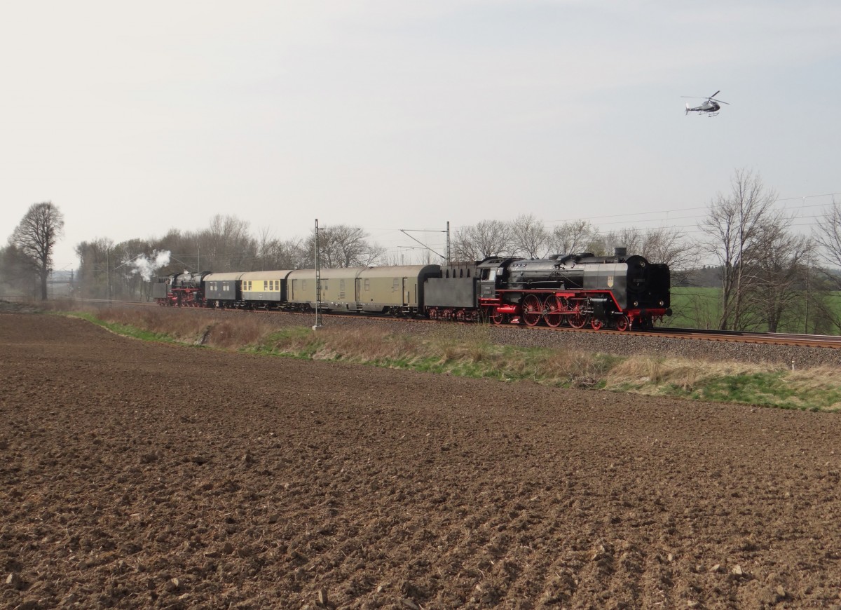 01 2066 und 01 180 aus Nördlingen fuhren am 16.04.15 nach Dresden zum 01er Treffen.
Hier ist der Zug an der Schöpsdrehe bei Plauen/V. zu sehen. Leider flog ständig ein Hubschrauber neben dem Zug! 