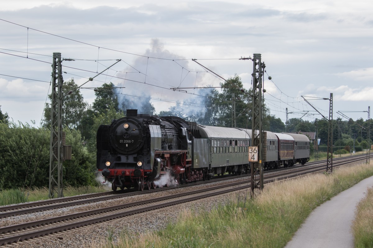 01 2066 mit der Rückleistung von der Lokwelt Freilassing nach Nördlingen am 21. Juni 2015 bei Übersee.