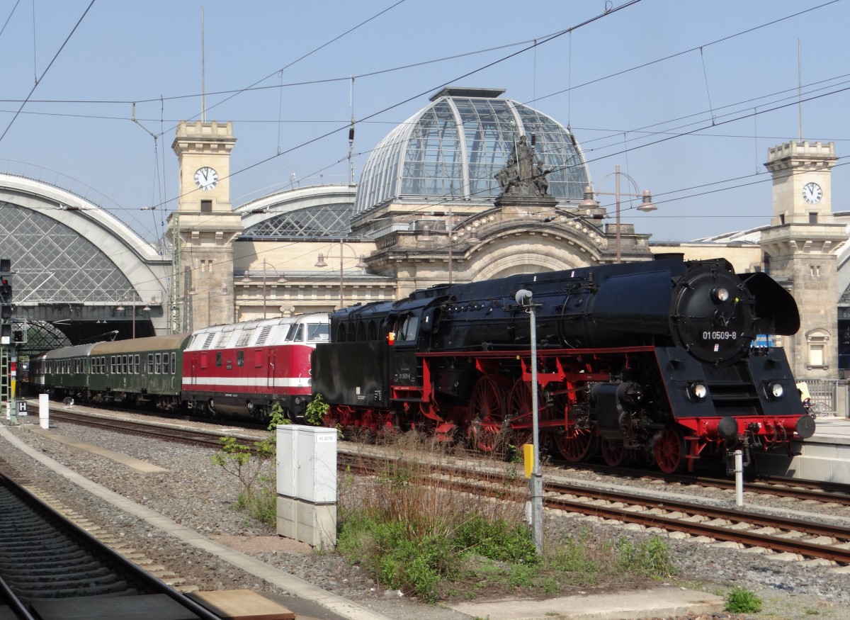 01 509 und 118 770 sind am 26.04.14 mit dem Sonderzug von Falkenstein/V. in Dresden angekommen. 
